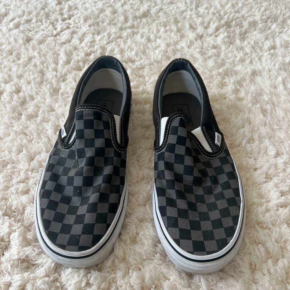 Men’s Grey and Black Vans.